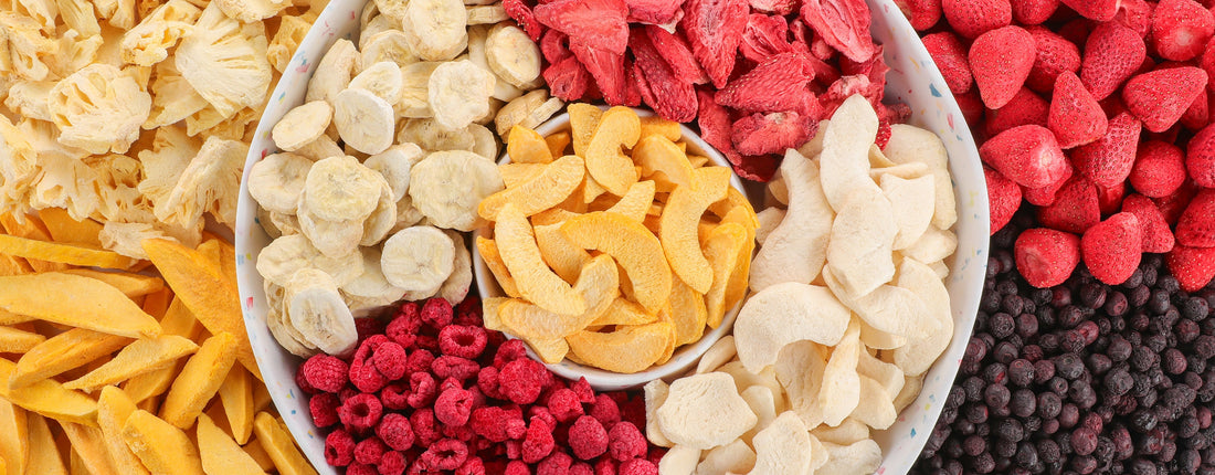 Frystorkad frukt och bär i skålar