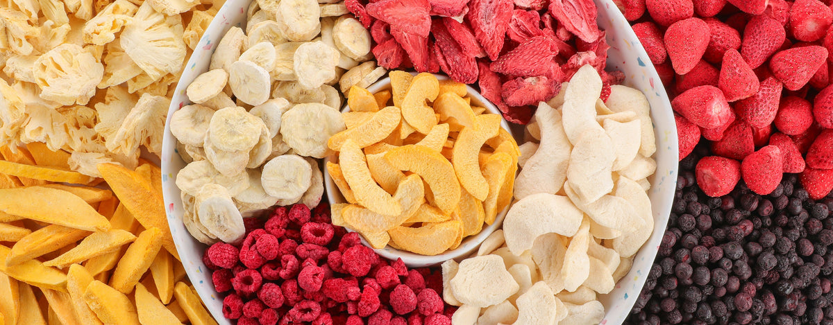 Frystorkad frukt och bär i skålar
