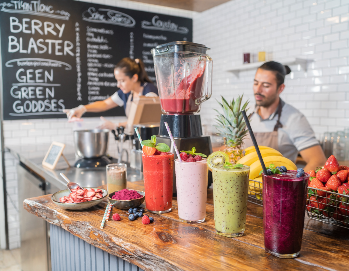 Mangosmoothie med kokosmjölk i glas