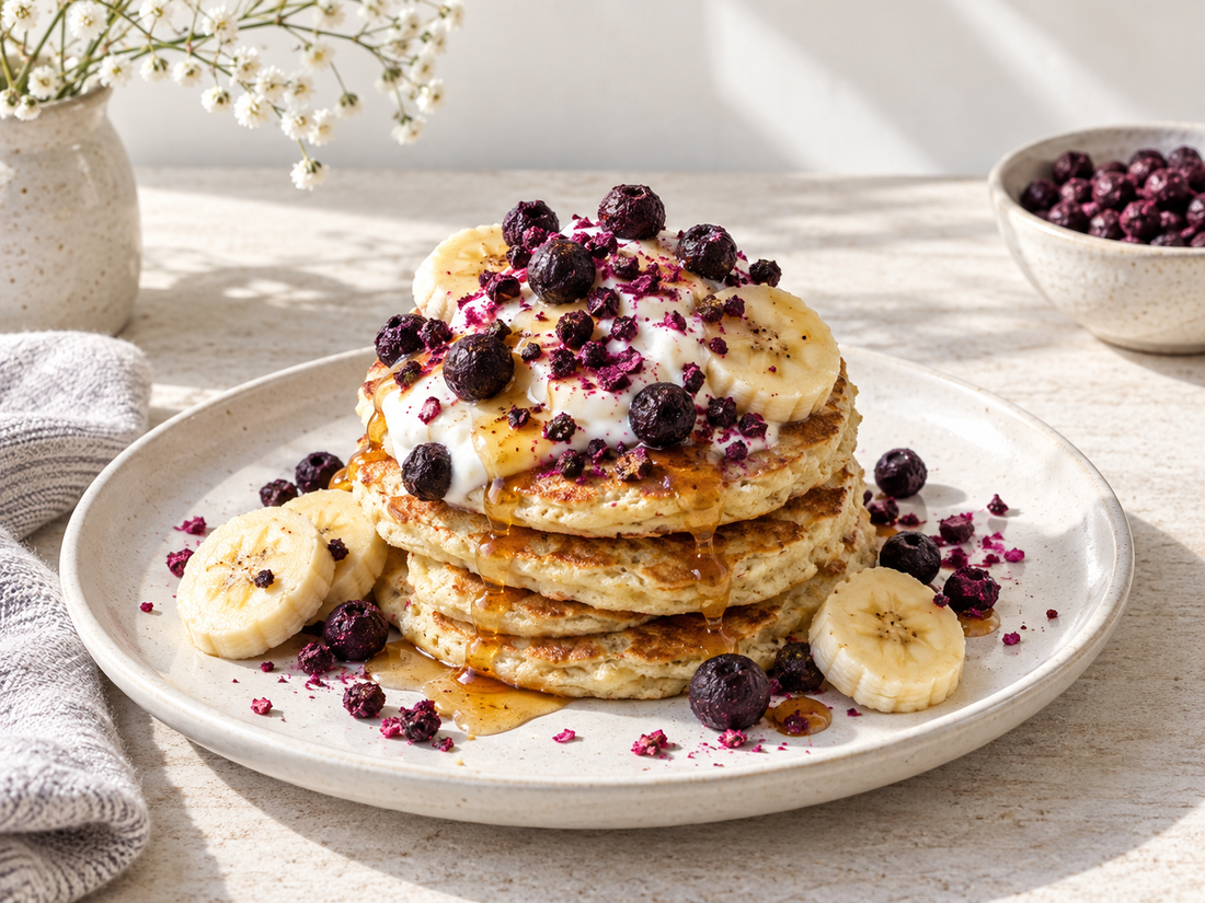 Bananpannkakor med yoghurt och frystorkade blåbär
