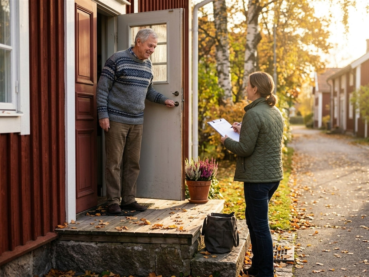 En vuxen med beställningslista på skrivplatta hos en granne som öppnat ytterdörren en solig höstdag