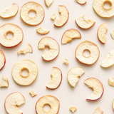Frystorkat äpple upplagd på ljus bakgrund